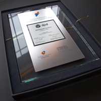 elegancki szklany dyplom na jubileusz dla firm 